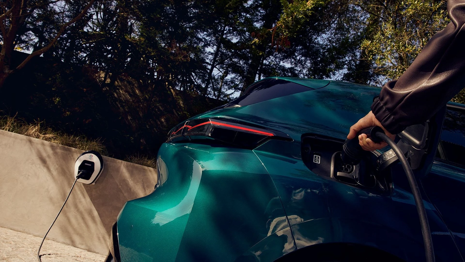 Electric agility. Pure driving sensations.